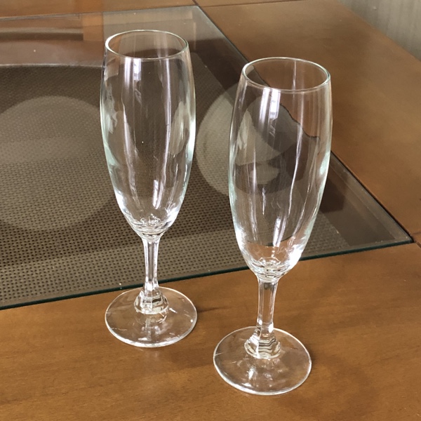 Duas taças de vidro para champagne